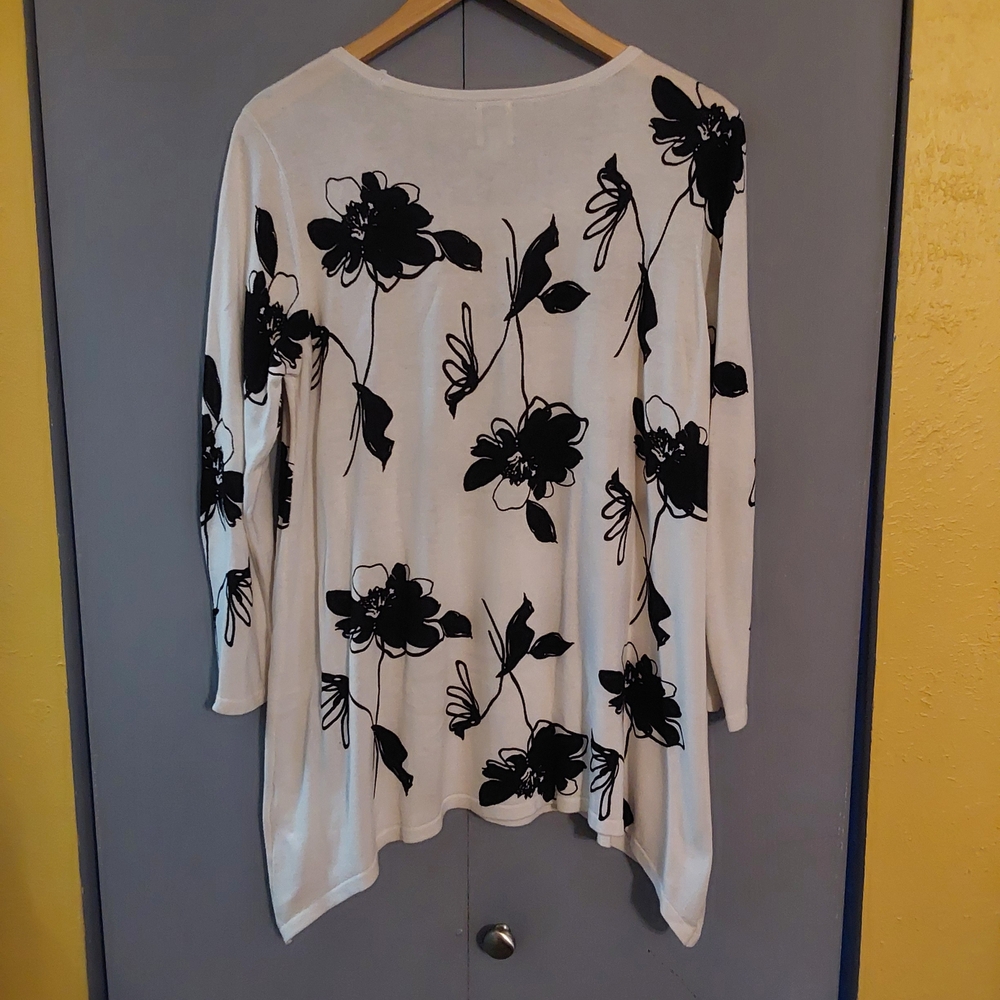 Anne Klein Floral Black and White Women's Top - Picture 4 of 4